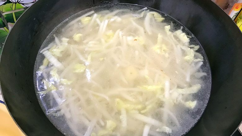 魏兄最喜欢吃的面疙瘩汤系列の素食,入适量清水,转大火