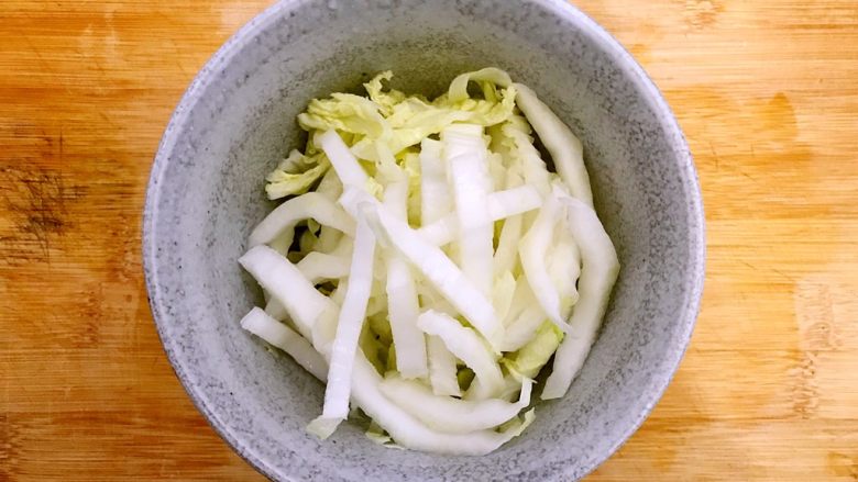 魏兄最喜欢吃的面疙瘩汤系列の素食,白菜洗净,如图所示,切成丝,控干水分,备用