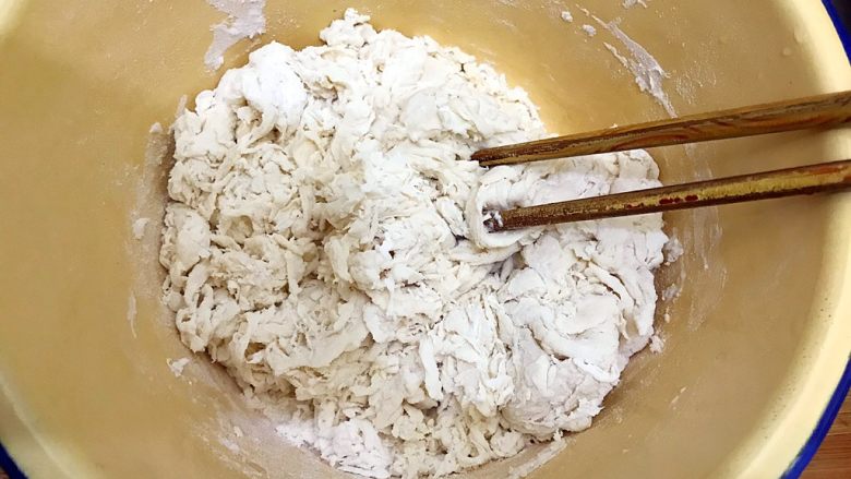 魏兄最喜欢吃的面疙瘩汤系列の素食,用筷子搅拌成絮状,如图所示