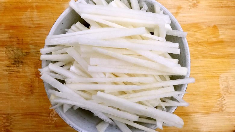 魏兄最喜欢吃的面疙瘩汤系列の素食,萝卜去皮,洗净,如图所示,切成丝,备用