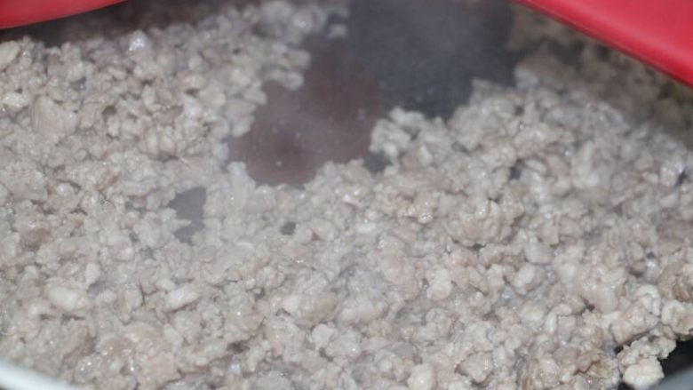 特制美味拌面肉酱,快速炒散,炒至8成熟捞起备用