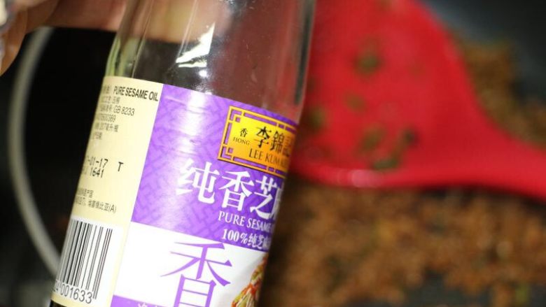 特制美味拌面肉酱,最后下半勺<a style='color:red;display:inline-block;' href='/shicai/ 3738'>芝麻油</a>,炒均匀即可