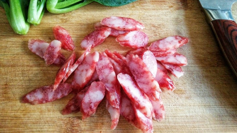 腊味煲仔饭――做出好吃的饭原来可以这么简单!,腊肠切斜刀片,这样腊肠的油汁可以渗透到饭里。