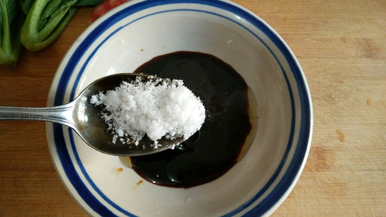 腊味煲仔饭――做出好吃的饭原来可以这么简单!,在调好的料汁中加入5克<a style='color:red;display:inline-block;' href='/shicai/ 3729'>白糖</a>搅匀。