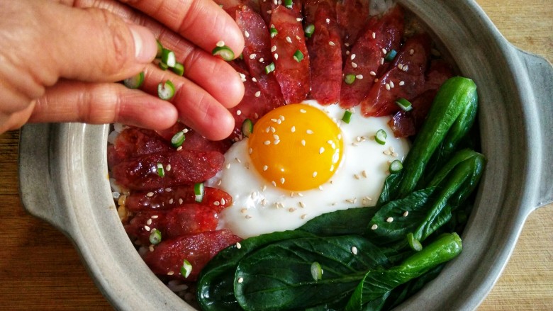 腊味煲仔饭――做出好吃的饭原来可以这么简单!,最后再撒上一点葱花。