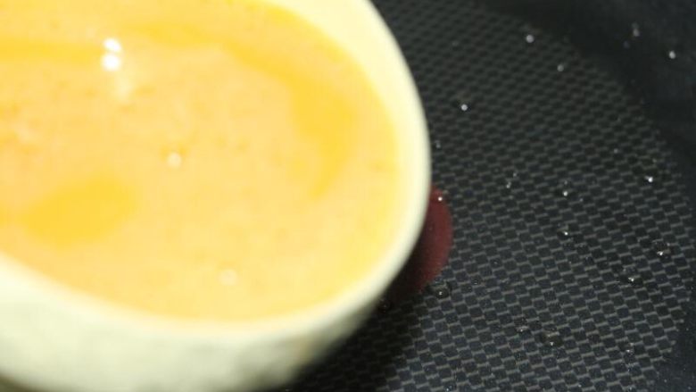 蛋炒手擀面,小火,热锅冷油,倒入鸡蛋液,摊平