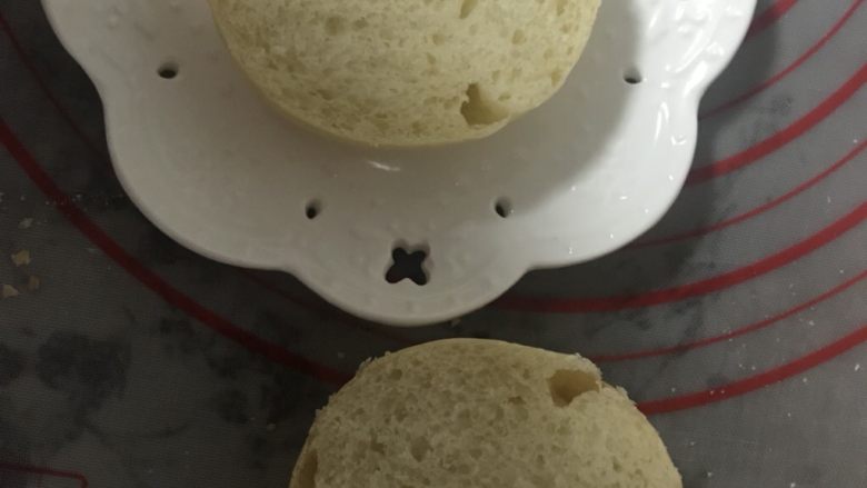 芝士牛肉堡,肉饼烤好后可以做汉堡啦:取一个面包切成两块