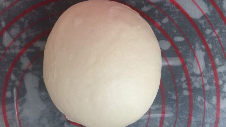 芝士牛肉堡,把面团收圆,盖上保鲜膜,温暖处进行基础发酵