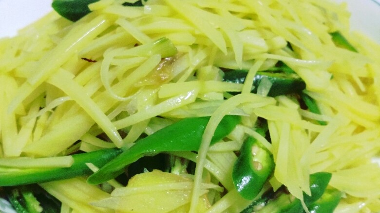 下饭菜😍脆脆酸辣土豆丝,翻炒个十几下就好了,不可太久哦