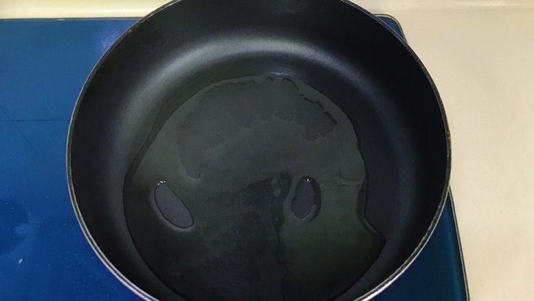 香葱胡椒土豆丝,最好选用不粘锅,锅里放入适量油