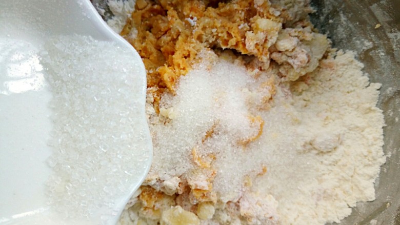 红薯芝麻饼干棒,加入30克左右的白糖,红薯带有甜味,白糖不用放太多