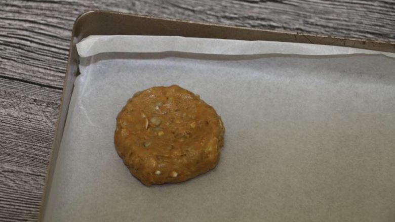 香浓咖啡燕麦果仁饼干,此时170度预热烤箱
把饼胚放到烤盘上,压扁