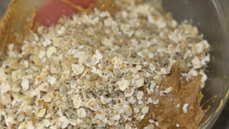 香浓咖啡燕麦果仁饼干,倒入已混合好的燕麦果仁,抓捏或切拌均匀成团