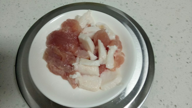 菜花炒肉,猪<a style='color:red;display:inline-block;' href='/shicai/ 6081'>肉</a>洗净切片。