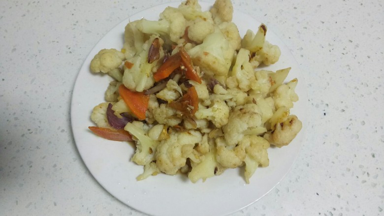 菜花炒肉,盛入盘中。