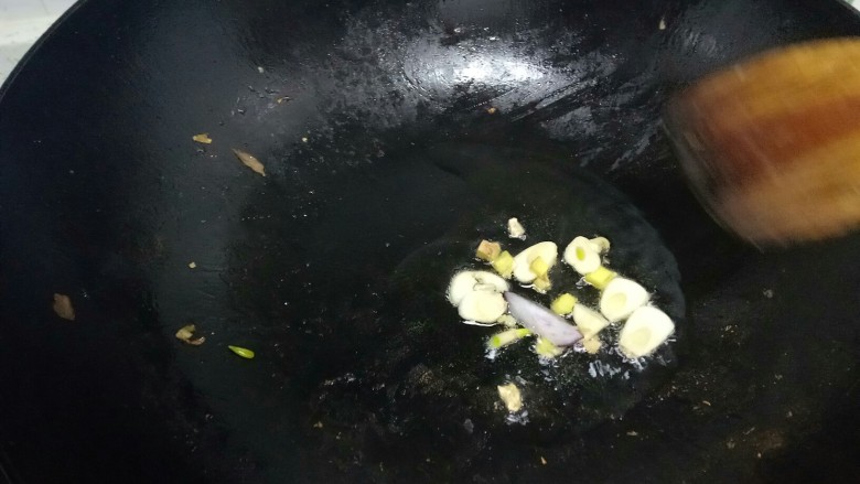 菜花炒肉,锅中放入适量油,炒香蒜瓣、姜、洋葱。