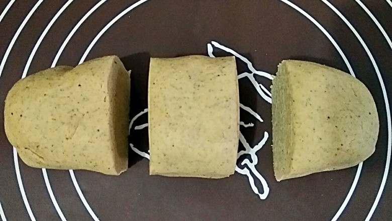 虾酱杂粮窝窝头,将醒好的面团搓成圆柱,分割成合适的面剂。