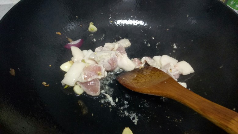 菜花炒肉,放入猪肉。