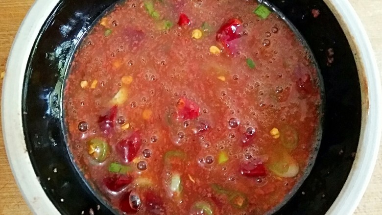 虾酱杂粮窝窝头,葱花,辣椒,鸡蛋和虾酱一起搅打均匀。