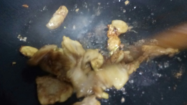 菜花炒肉,搅拌均匀。