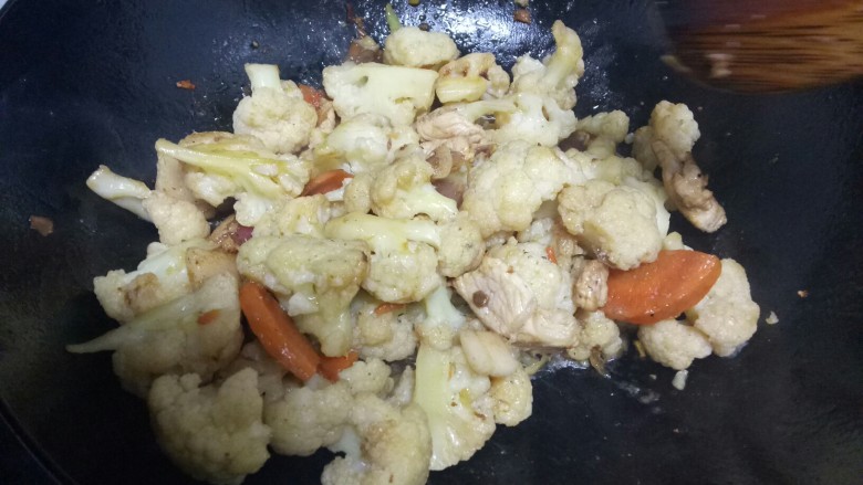 菜花炒肉,倒入菜花和胡萝卜。