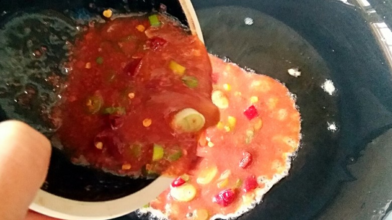 虾酱杂粮窝窝头,锅内合适的油烧至7成热,倒入搅打好的虾酱。