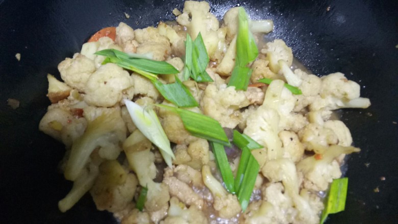 菜花炒肉,加入大蒜叶。