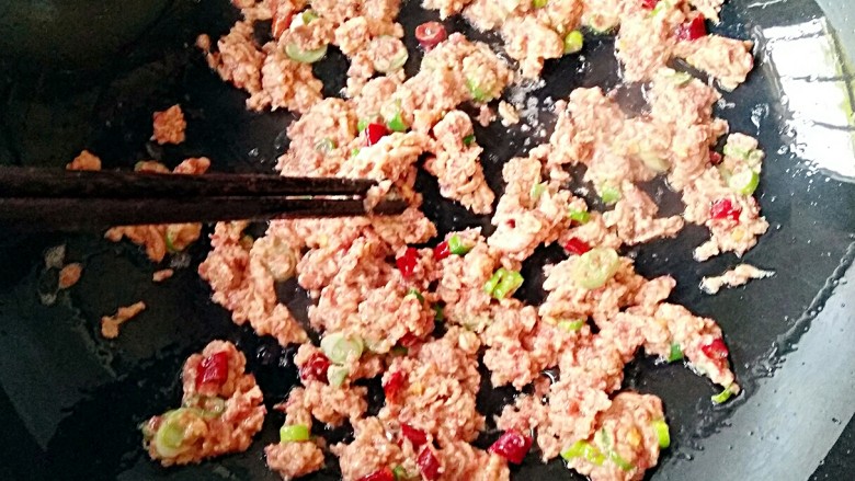 虾酱杂粮窝窝头,用筷子迅速划开,炒熟即可。