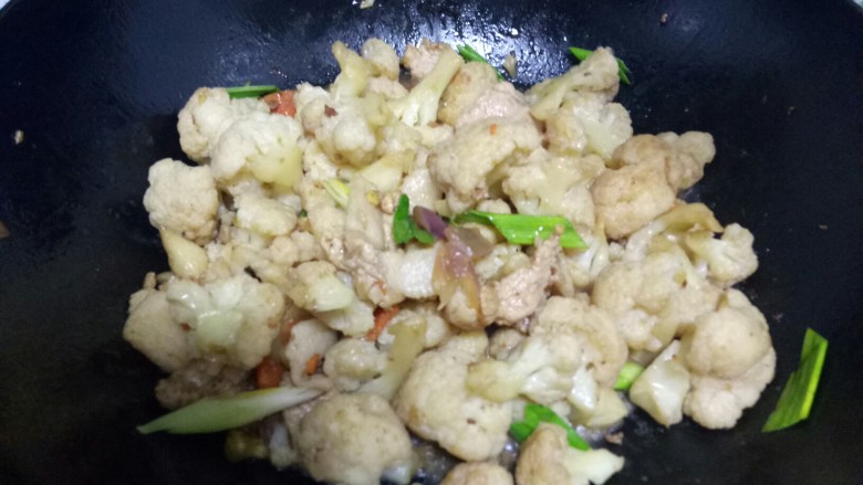 菜花炒肉,翻炒均匀。