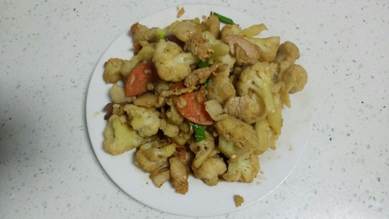 菜花炒肉,盛入盘中。