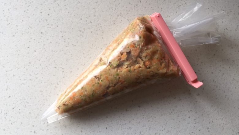 蔬菜鸡肉肠,一头剪口,另一头夹紧