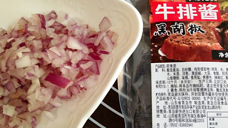 厚切菲力牛排,洋葱切碎,买了现成的牛排专用<a style='color:red;display:inline-block;' href='/shicai/ 26895'>黑椒酱</a>。
