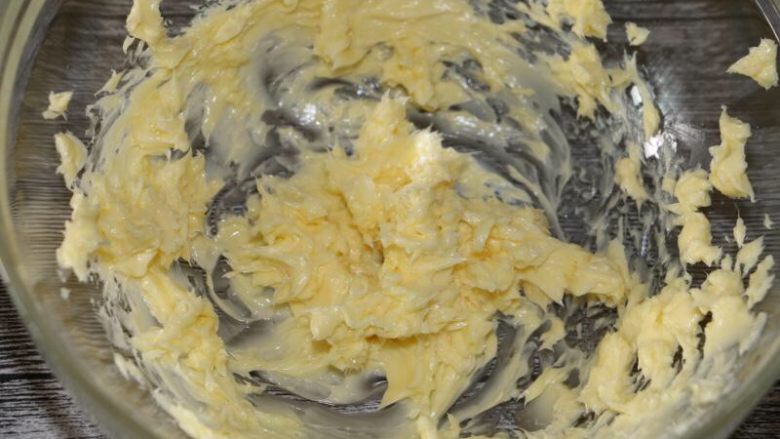 浓香咖啡巧克力豆饼干,用电动打蛋器低档稍微打发一下
状态为颜色变白,体积变有点蓬松