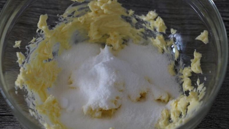 浓香咖啡巧克力豆饼干,倒入砂糖,开电动打蛋器低档把砂糖混进黄油里