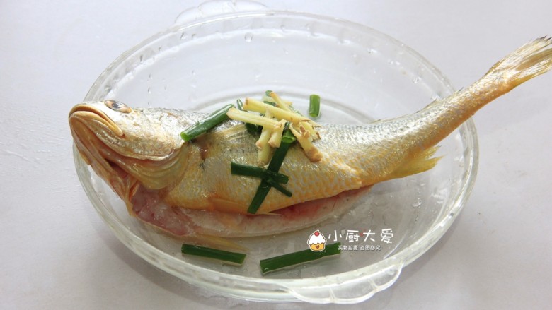 过年菜----酱烧黄花鱼,放到一个大的盘里，加入<a style='color:red;display:inline-block;' href='/shicai/ 37'>姜</a>丝，葱段，<a style='color:red;display:inline-block;' href='/shicai/ 718'>料酒</a>混合腌制十分钟。