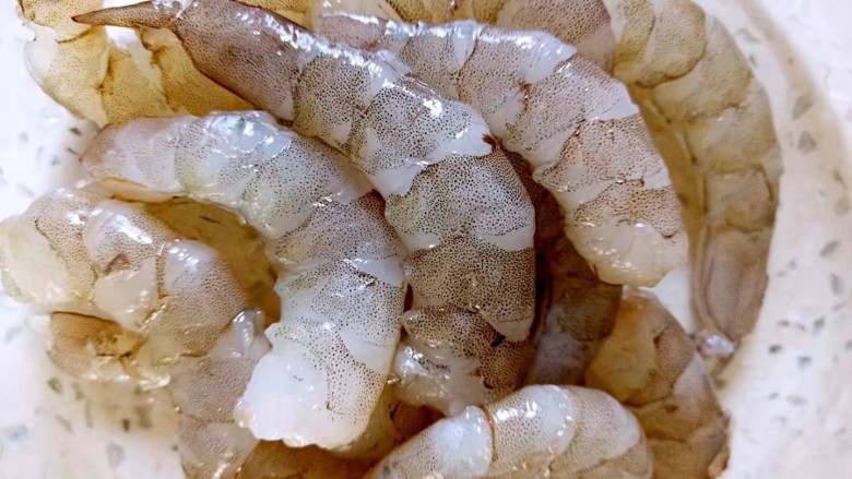 虾仁石榴包~,大虾去虾线,去皮备用。