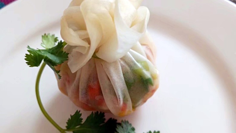 虾仁石榴包~,用香菜扎口。