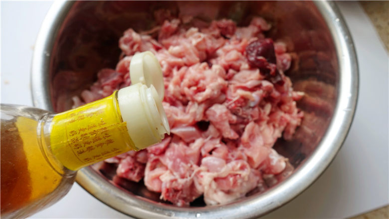冷吃兔,将兔肉改刀成小丁,倒少许<a style='color:red;display:inline-block;' href='/shicai/ 718'>料酒</a>用手揉匀。