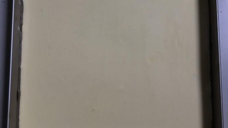 虎皮菠菜汁蛋糕卷,倒入铺好油布的金盘里,借用刮刀抹平,用力震几下,震出气泡