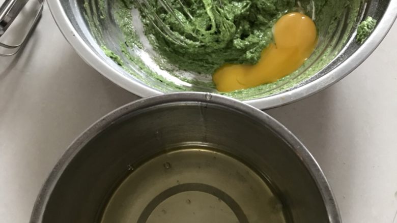 虎皮菠菜汁蛋糕卷,把蛋黄和蛋白分开,蛋黄直接放入菠菜面糊中,装蛋白的盆要无油无水