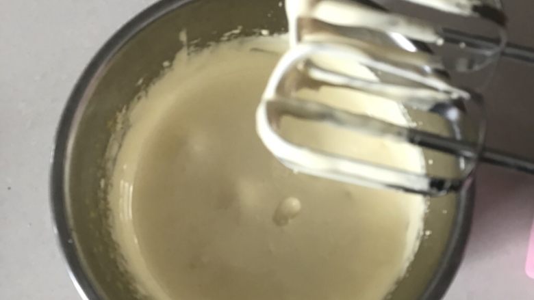 虎皮菠菜汁蛋糕卷,用电动打蛋器打发至比较粘稠有明显纹路,体积明显变大,变成奶白色