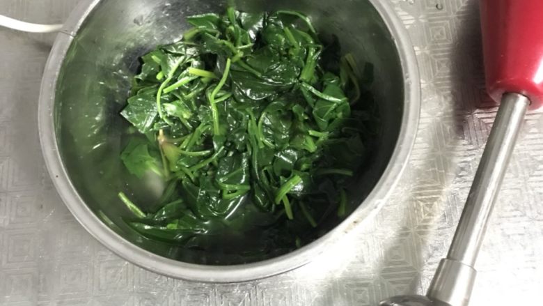 虎皮菠菜汁蛋糕卷,倒入盆内加入80克冷水