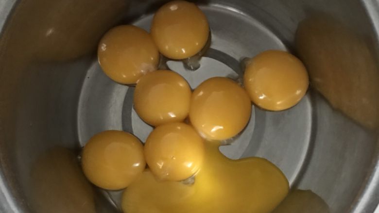 虎皮菠菜汁蛋糕卷,开始做虎皮,把蛋黄放入无油无水的容器中