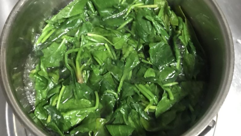 虎皮菠菜汁蛋糕卷,㶽里放入几滴油、少量盐放上水烧开,下菠菜30秒关火。
