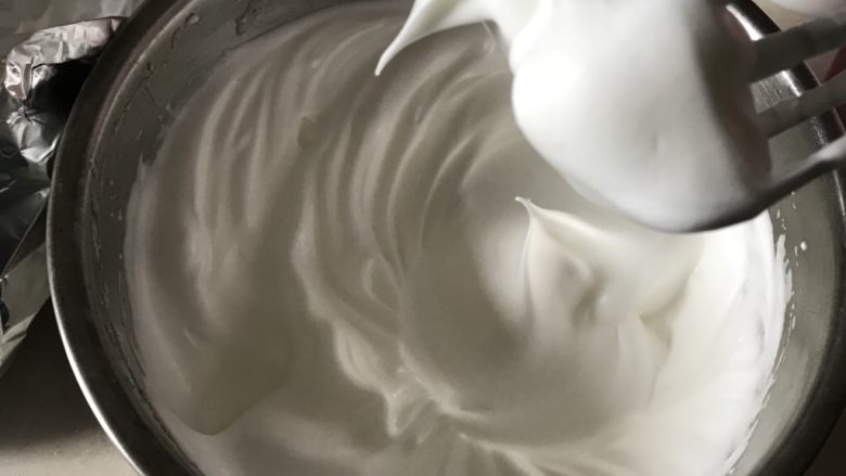 虎皮菠菜汁蛋糕卷,白砂糖分三次加入最后用低速打至拿起打蛋头有小弯角状态,蛋白打发完成
