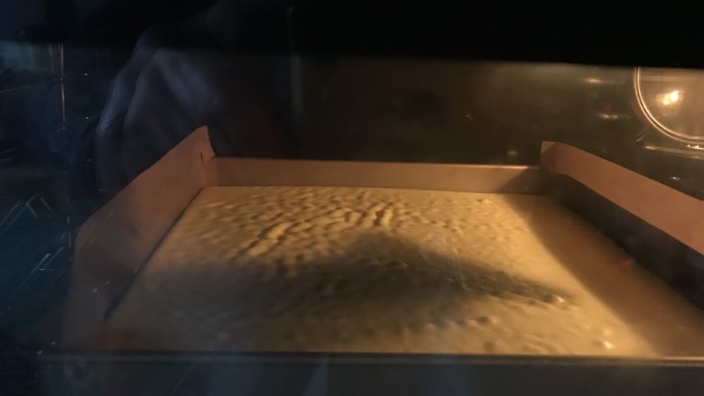 虎皮菠菜汁蛋糕卷,放进提前预热好的烤箱中层,上下火200度8分钟,这个时候千万不要走开哦,上色满意后立即拿出来
