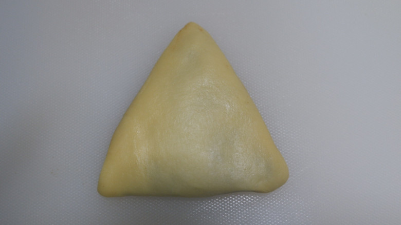 花式豆沙面包,再折叠过来,整形成三角形。