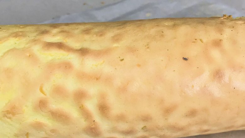 虎皮菠菜汁蛋糕卷,借助擀面仗卷起来,晾凉半小时就可以开吃啦