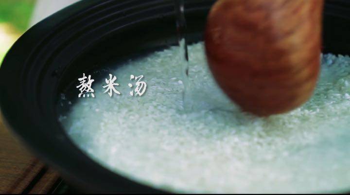 自从煮了这碗东坡羹，蛙都不出门了,将米掏净后放入锅中，加入水熬米汤