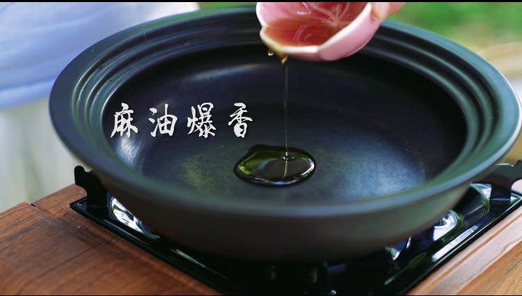 自从煮了这碗东坡羹，蛙都不出门了,锅中加入麻油爆香火腿和海米